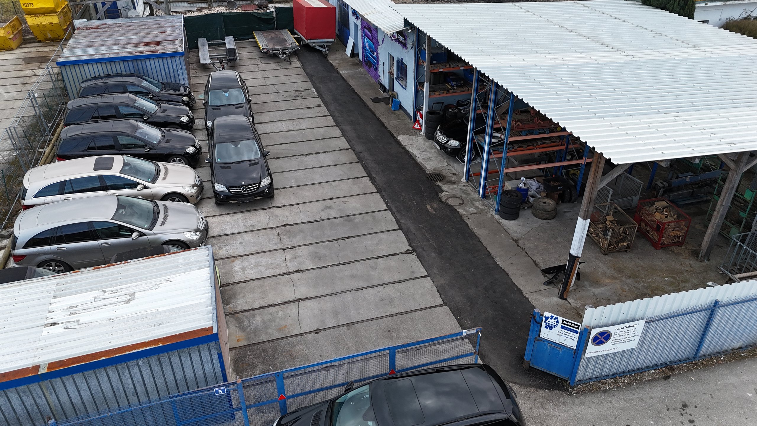 Luftaufnahme des Werkstattgeländes mit Stellplätzen und Lagerhalle