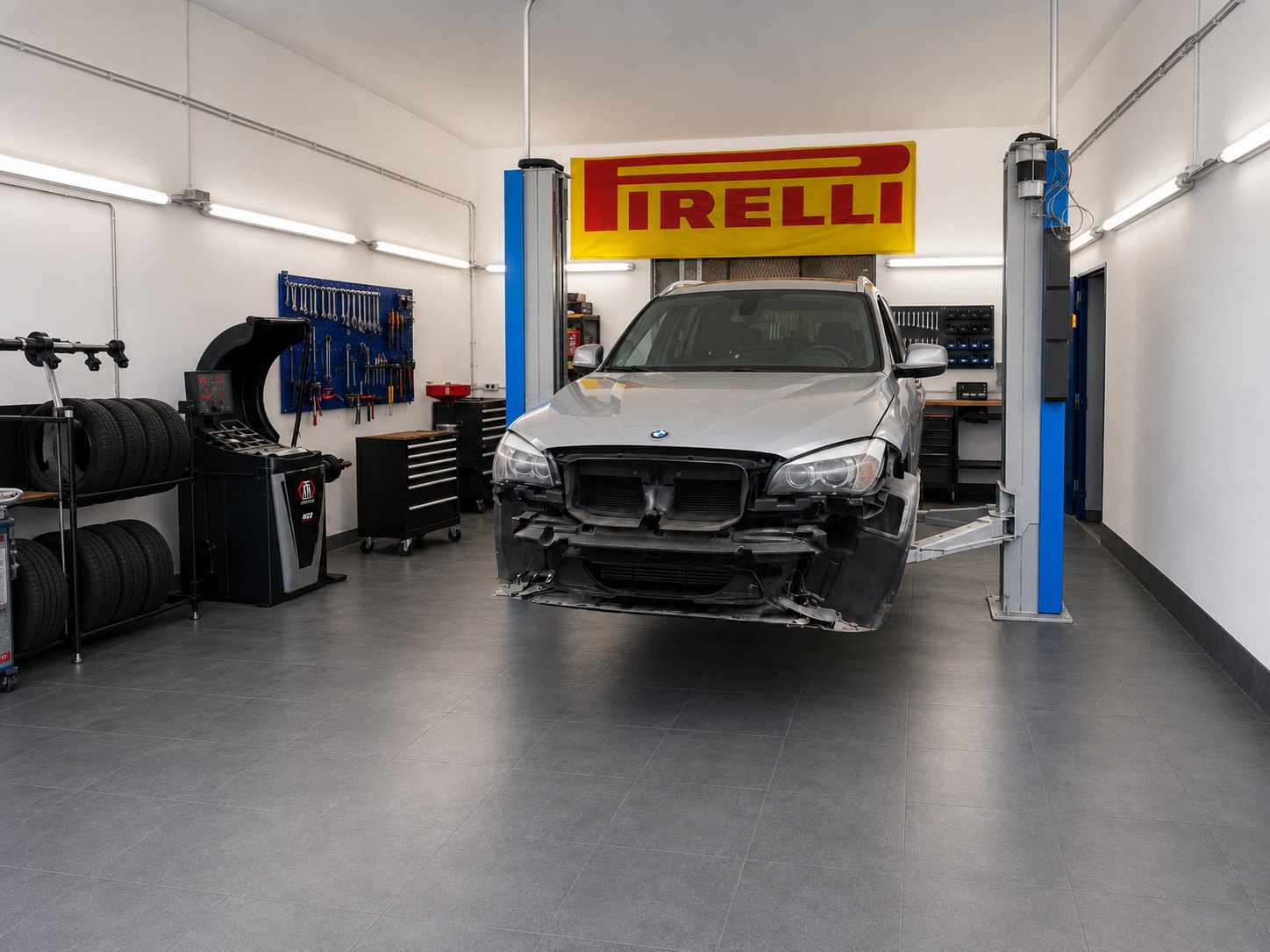 BMW auf der Hebebühne bei der Frontreparatur