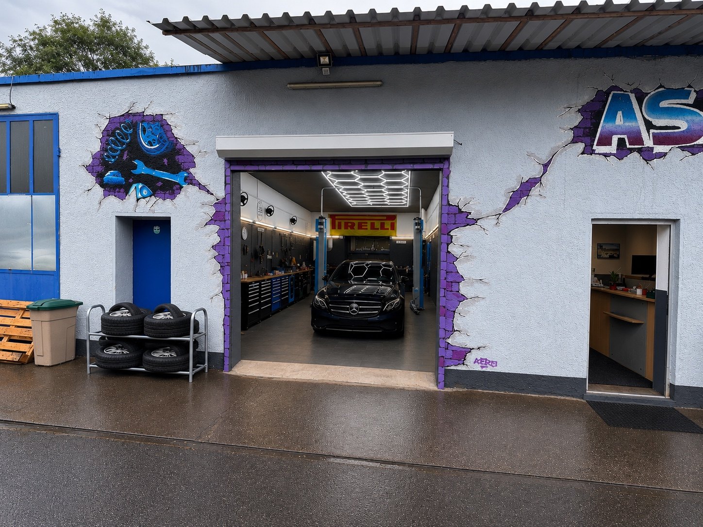 Werkstatteinfahrt von AS Cars Service in Ingolstadt mit AS-Graffiti
